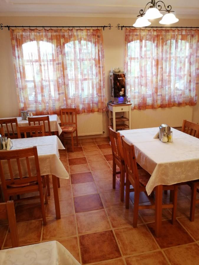 Karpatia Panzio Acomodação com café da manhã Esztergom Exterior foto