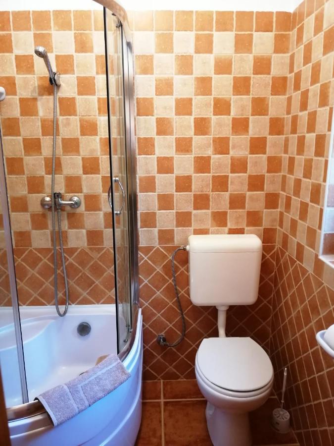 Karpatia Panzio Acomodação com café da manhã Esztergom Exterior foto