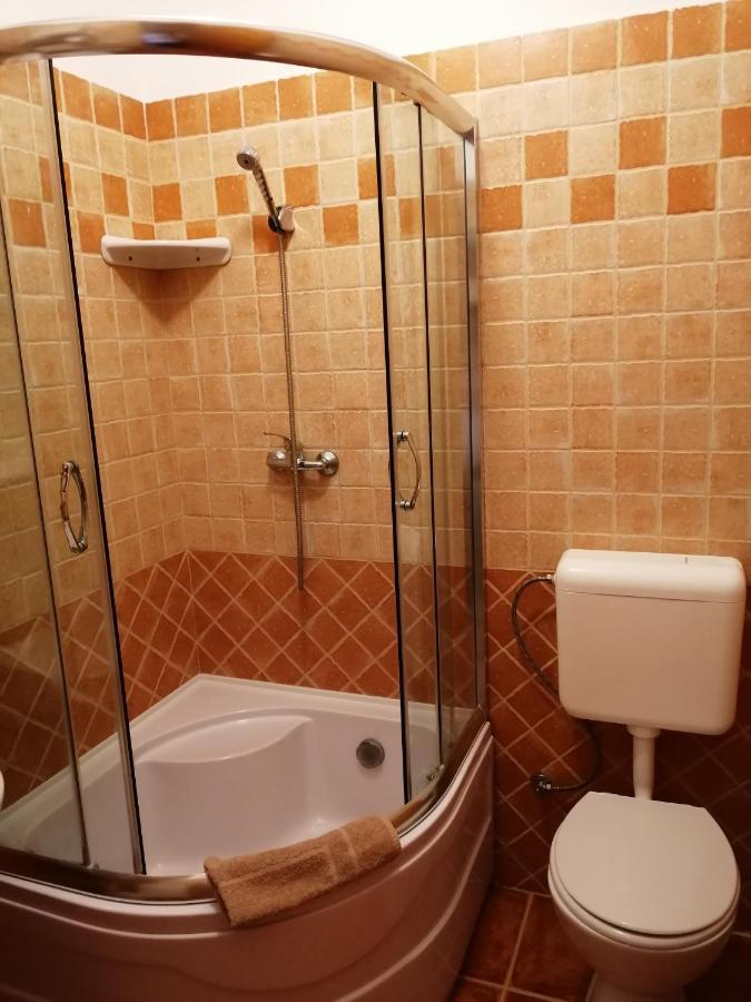 Karpatia Panzio Acomodação com café da manhã Esztergom Exterior foto
