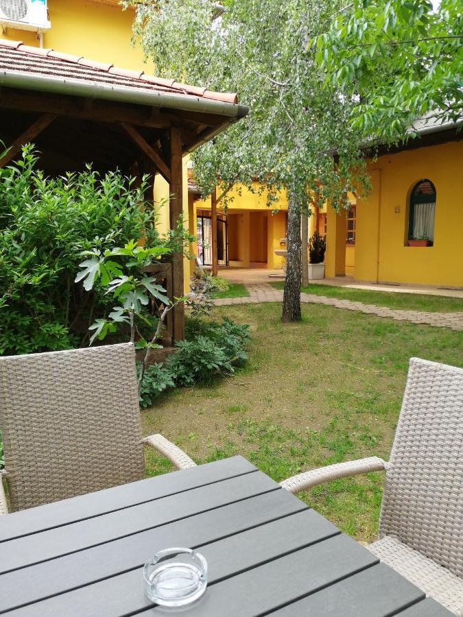 Karpatia Panzio Acomodação com café da manhã Esztergom Exterior foto